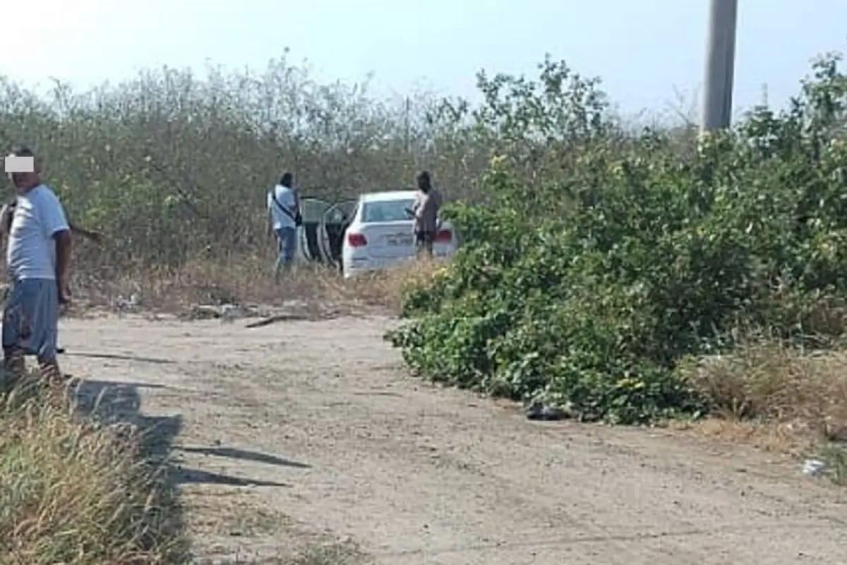 Agentes inspeccionaron un auto de color blanco en cuyo interior se encontraba el cadáver de un hombre., Foto: El Diario