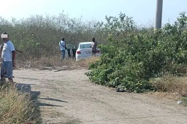 Agentes inspeccionaron un auto de color blanco en cuyo interior se encontraba el cadáver de un hombre. ,Foto: El Diario