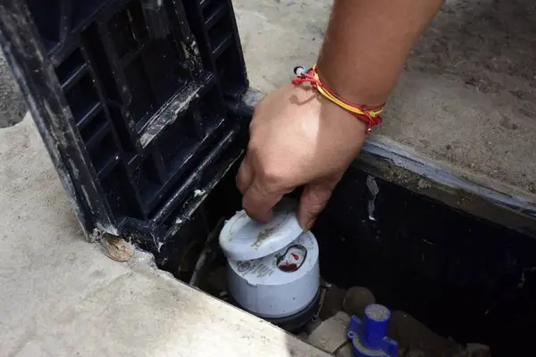 El agua de las conexiones clandestinas no pasa por un medidor y, por tanto, no queda registrada para su facturación. ,El Diario