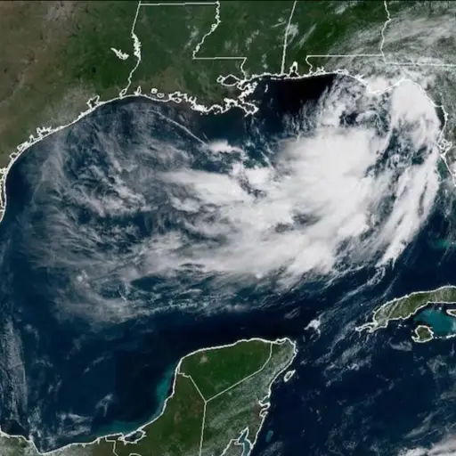 Bertha se fortalece en el Golfo de México mientras mantienen alertas en el sur de Estados Unidos