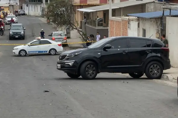 El vehículo de color negro en el que se movilizaba la víctima quedó atravesado en medio de la calle 304. ,Foto: El Diario