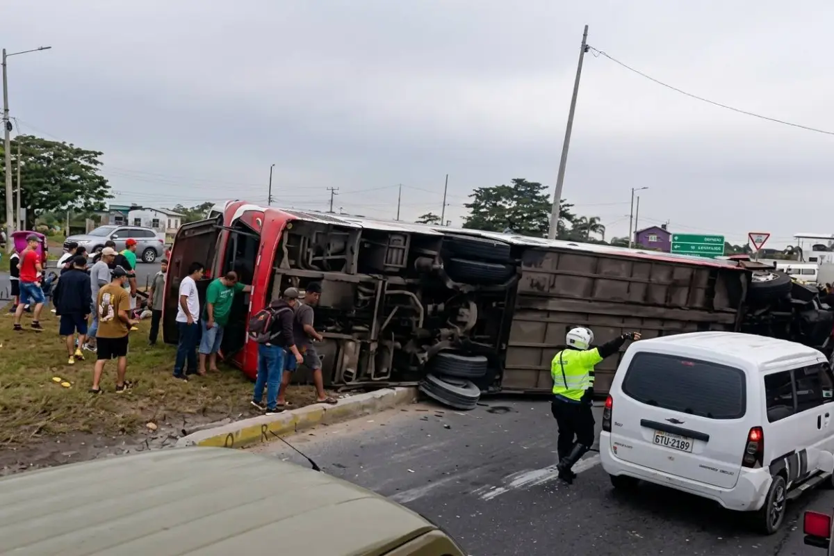 El micro de la cooperativa Reina del Camino quedó volcado sobre el redondel de ingreso al cantón Nobol, en Guayas., Foto: Redes Sociales