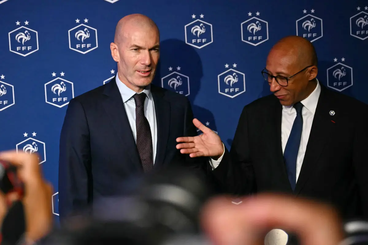 El presidente de la Federación Francesa de Fútbol (FFF), Philippe Diallo (derecha), gesticula junto al exfutbolista internacional francés Zinedine Zidane (izquierda) mientras posan tras una rueda de prensa para presentarlo como nuevo seleccionador., LOU BENOIST / AFP.
