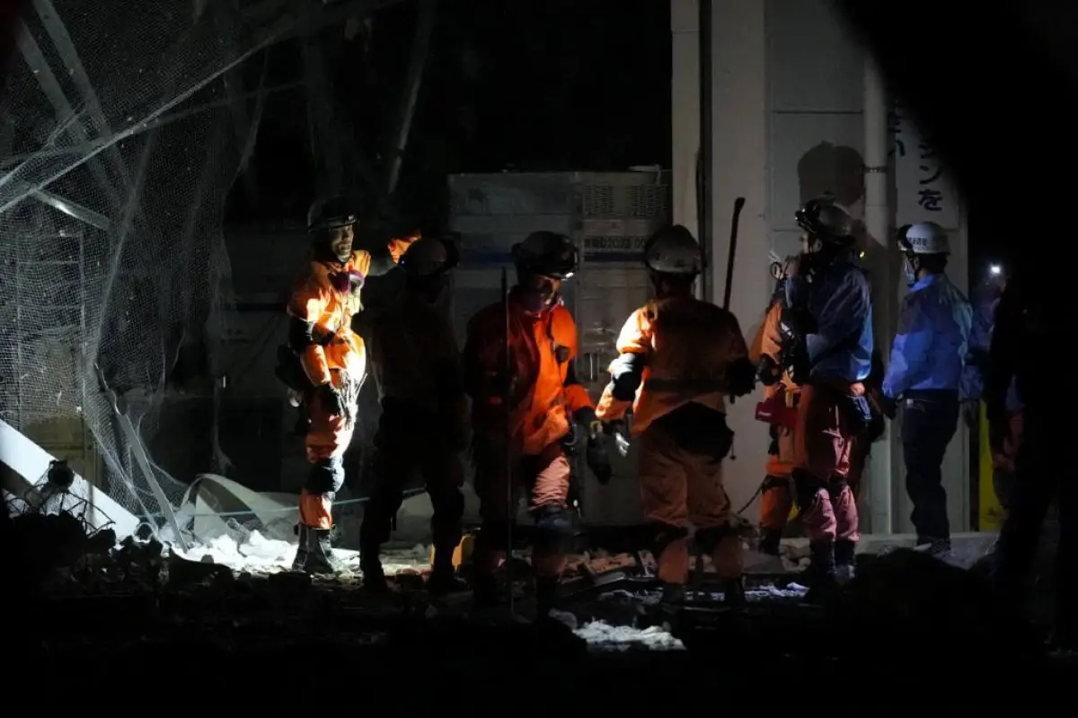 Bomberos rescatan a personas atrapadas en el interior del centro comercial AEON Mall Kumamoto tras una explosión a raíz de un terremoto. (Foto: Kazuki Wakasugi/AFP), Foto: Agencia AFP