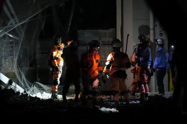 Bomberos rescatan a personas atrapadas en el interior del centro comercial AEON Mall Kumamoto tras una explosión a raíz de un terremoto. (Foto: Kazuki Wakasugi/AFP) ,Foto: Agencia AFP