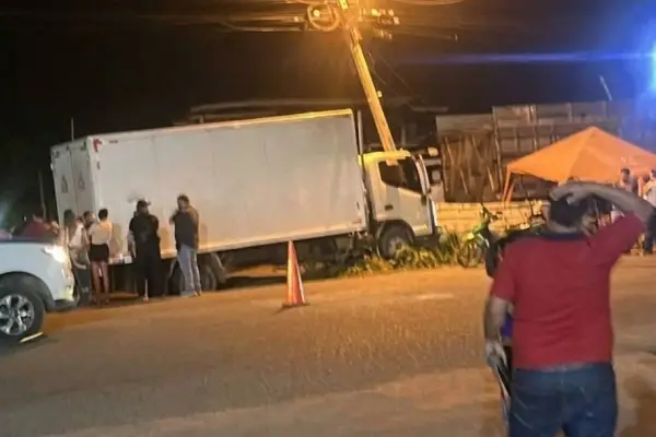 El furgón fuera de control se impactó contra un poste tras atropellar al policía. ,Redes