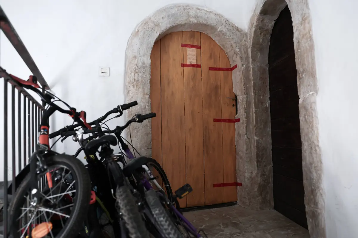 Según una fuente cercana a la investigación, la policía francesa descubrió los restos de los recién nacidos en el domicilio de la pareja, cuya esposa había dado a luz a un bebé sano el 27 de julio de 2026., THIBAUD MORITZ / AFP