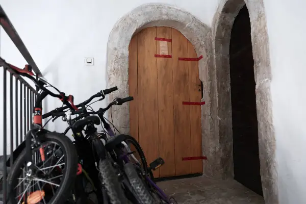 Según una fuente cercana a la investigación, la policía francesa descubrió los restos de los recién nacidos en el domicilio de la pareja, cuya esposa había dado a luz a un bebé sano el 27 de julio de 2026. ,THIBAUD MORITZ / AFP