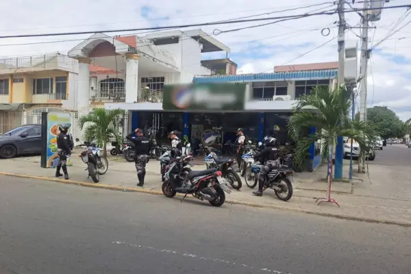 Agentes policiales arribaron al sitio del hecho para buscar información que permita dar con los delincuentes. ,El Diario.