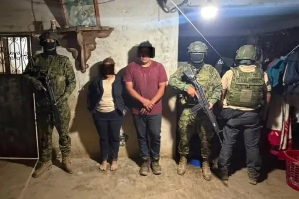 Las dos personas liberadas furon trasladadas hasta una casa de salud para una valoración médica. ,Foto: Ejército Ecuatoriano