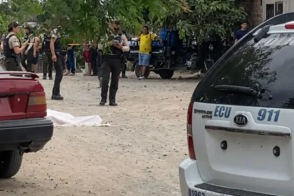 El cuerpo de Josué Morán Padilla quedó sobre una calle lastrada y cubierto con una sábana de color blanco. ,Foto: El Diario