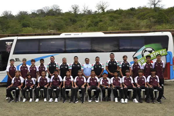 La plantilla de jugadores y cuerpo técnico que viajaron a Paraguay